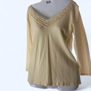 Cream top with a detailed neckline Studio M